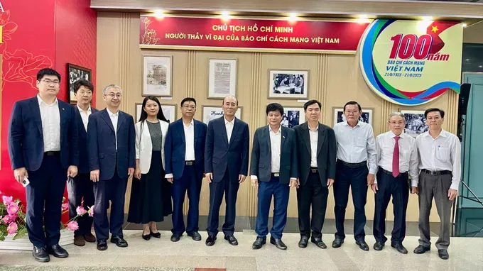 The delegation of the All-China Journalists Association visits and works at Ho Chi Minh City Television (HTV). 4-4179-3284.jpg