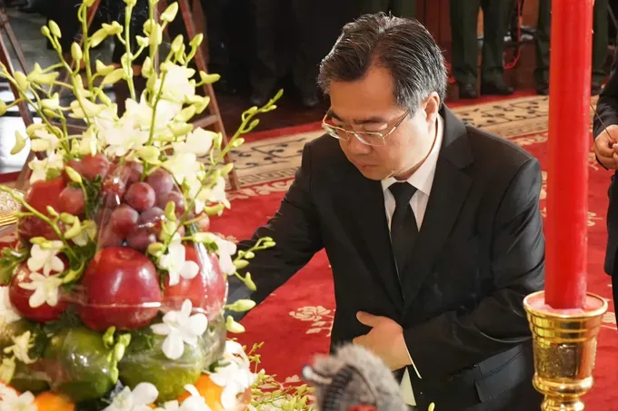 Mr. Nguyen Thanh Nghi, Standing Deputy Secretary of the Ho Chi Minh City Party Committee offers incense in remembrance of former President Tran Duc Luong. (Photo: SGGP/ Hoang Hung) 5a-9338-5663.jpg