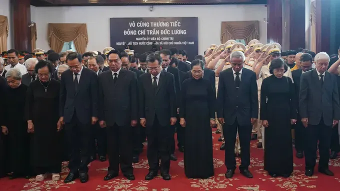 Incumbent and former leaders extend a moment of silence to express their deep condolences for former State President Tran Duc Luong’s passing. (Photo: SGGP/ Hoang Hung) 8-5502-5813.jpg