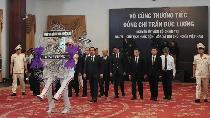 The delegation from the Ho Chi Minh City Party Committee, People's Council, People's Committee and Vietnam Fatherland Front Committee of Ho Chi Minh City along with former leaders of the Party and State, pay their last respects to former President Tran Duc Luong. (Photo: SGGP/ Hoang Hung) doan-ubnd-tphmc-2-8968-8069.jpg