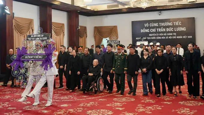 The family members of former President Tran Duc Luong (Photo: SGGP/ Hoang Hung) gia-dinh4-9401-2109.jpg