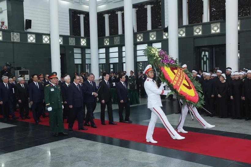 The delegation of the Central Committee of the Communist Party of Vietnam, led by General Secretary To Lam, pays tribute to former State President Tran Duc Luong. (Photo: VNA) party-delegation.jpg