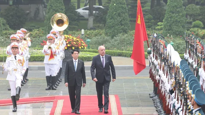 President Luong Cuong and Hungarian President Sulyok Tamas review guard of honour of Vietnam People’s Army. (Photo: Viet Chung) 1000002241-5881-9805.jpg