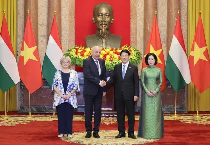 President Luong Cuong and spouse welcome Hungarian President Sulyok Tamas and spouse. (Photo: Viet Chung) 1000002249-9969-6480.jpg