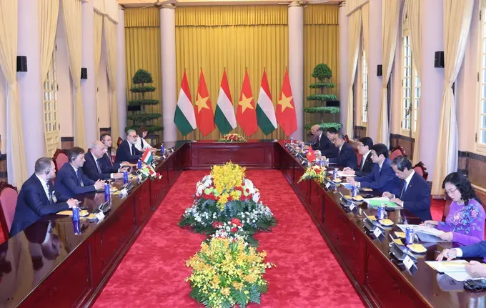 The talks between Vietnamese President Luong Cuong and Hungarian President Sulyok Tamas in Hanoi on May 28 (Photo: Viet Chung) 1000002250-6607-6492.jpg