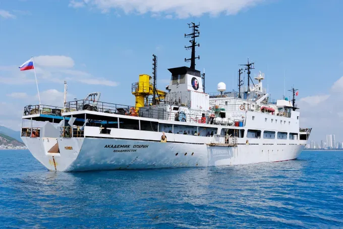 Academician Oparin docks at Nha Trang Bay on the afternoon of May 1. (Photo: the Institute of Oceanography) dscf9421-388-9630.jpg