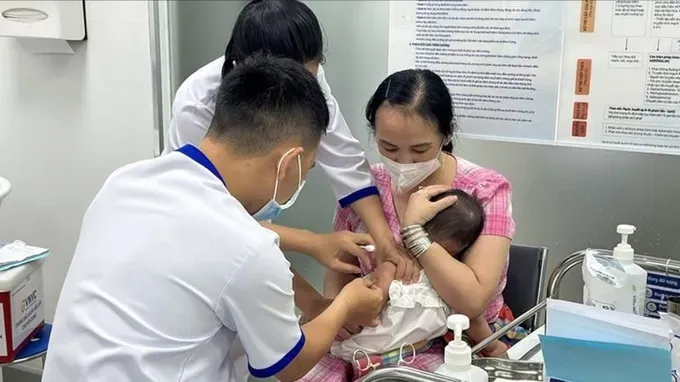 Healthcare staff are administering the measles vaccine to children to curb the measles outbreak in Ho Chi Minh City. tiem-vxin-soi-cho-tre-3284-8236.jpeg