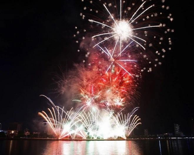 The Da Nang team's performance at the 2024 Da Nang International Fireworks Festival (DIFF) (Photo: VNA) da-nang-team-in-2024.jpg