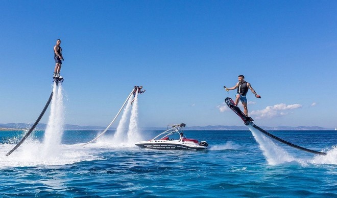 Jetski & Flyboards show to serve visitors on the opening night of DIFF 2024. (Photo: VNA) diff.jpg