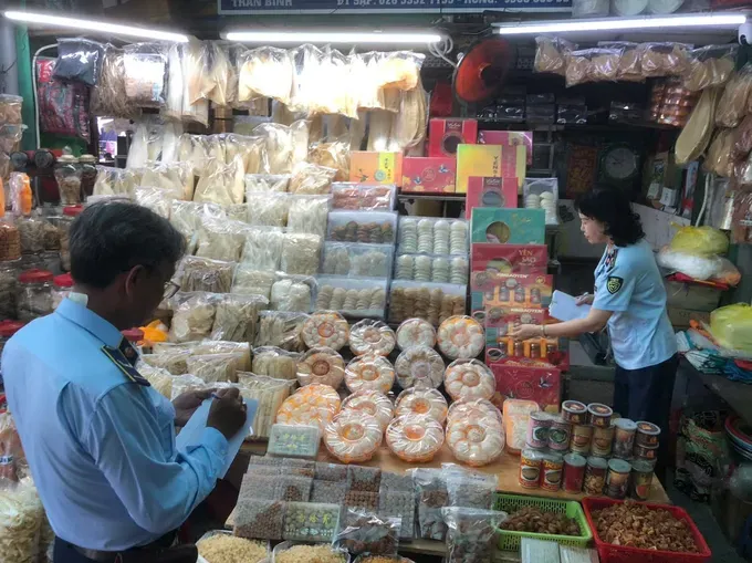 The Ho Chi Minh City Market Management staff inspect a bird’s nest stall with unclear origin at Binh Tay Market in District 6, HCMC on May 14. qltt-tphcm-kiem-tra-san-pham-yen-khong-ro-nguon-goc-tai-cho-binh-tay-6314-8501.jpg