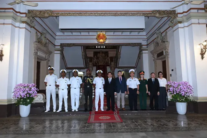 Standing Vice Chairman of the Ho Chi Minh City People's Committee Duong Ngoc Hai takes commemorative photos with the delegation of Indian Navy. (Photo: SGGP/ Khanh Hung) hai-quan-1-8933-776.jpg