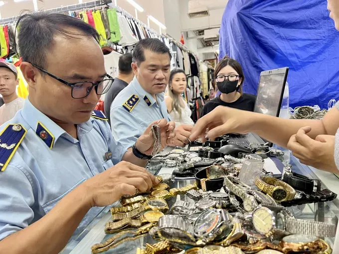 A large number of watches suspected of imitating well-known brand names are found in the Saigon Square shopping center on the afternoon of May 29. hang-co-dau-hieu-gia-mao-3017-9674.jpg