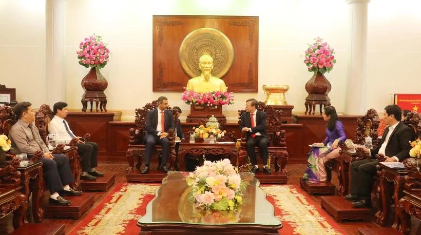 At the working session between Chairman of the Can Tho municipal People’s Committee Truong Canh Tuyen and Chargé d'Affaires of the United Arab Emirates (UAE) in Vietnam Eisa Alhammadi (Photo: VNA) vna-potal-can-tho-tiep-va-lam-viec-voi-dai-dien-lam-thoi-dai-su-quan-uae-tai-viet-nam-8062594.jpg