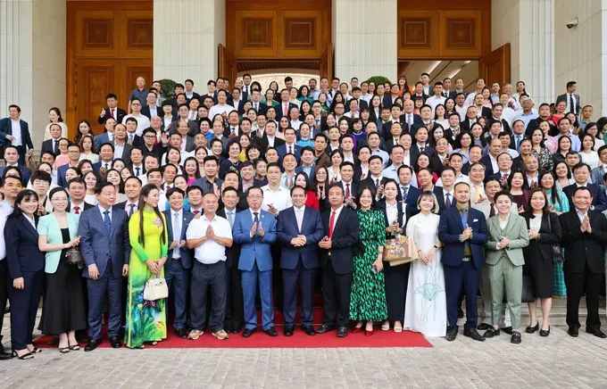 Representatives of businesses and PM Pham Minh Chinh take a commemorative photo. (Photo: Viet Chung) 3-1085-6606.jpg