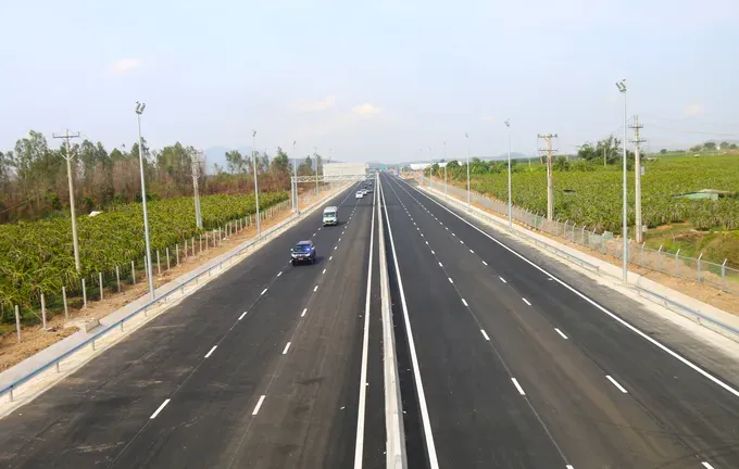 Three expressways comprising Cam Lam – Vinh Hao, Vinh Hao – Phan Thiet and Phan Thiet – Dau Giay travel through Binh Thuan Province. ct-9601-2236.jpg