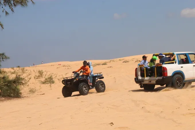 Off-road vehicle tours across sand dunes in Bau Trang national scenic area pose potential safety risks. img-2082-2143-9196.jpg