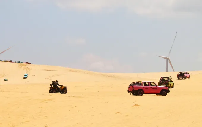 The Bac Binh District People's Committee, Binh Thuan Province, has proposed suspending all activities involving off-road cars and motorcycles carrying visitors in Bau Trang (White Lake) national scenic area. img-2114-3157-6607.jpg