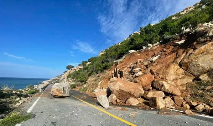 Massive boulders have tumbled onto Ca Na coastal road in Ninh Thuan Province, causing traffic disruption. z6656703693621-0e39a439f8afb029024d5ef41ac1696b-5859-9788.jpg