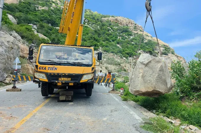 Heavy-lift cranes remove the rocks from the road. z6657549469889-2acee547df4ea0b60b015640a1670485-6634-4761.jpg