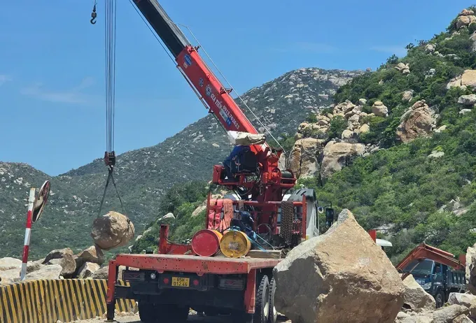 Heavy-lift cranes remove the rocks from the road. z6657549472410-c806aed1e381728fb3dcc94147242d8a-5342-9373.jpg