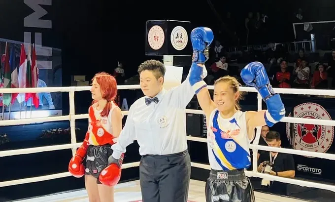 Vietnamese martial artist Huynh Ha Huu Hieu (in blue gear) wins the knockout victory in the final of the Muaythai 2025 Senior World Championships to win the gold medal. (Photo: IFMA) img-5330-9313-8459.jpg