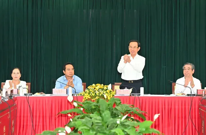 Secretary of the Ho Chi Minh City Party Committee Nguyen Van Nen and members of the Ho Chi Minh City Standing Party Committee preside over the working session. (Photo: SGGP/ Viet Dung) 055c6e42204b9415cd5a-4054-2730.jpg