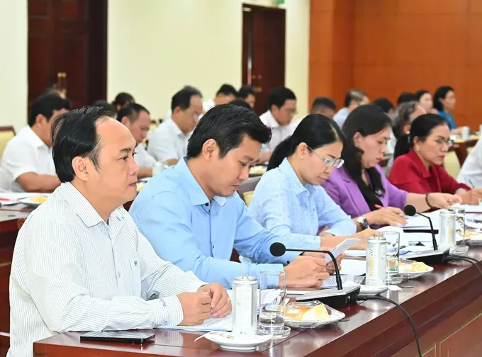 Leaders of the Party Committees of districts and Thu Duc City, and other district-level party organizations attend the working session on establishing new communal-level Party Committees after administrative restructuring. (Photo: SGGP/ Viet Dung) 1083a796e99f5dc1048e-4341-1399.jpg
