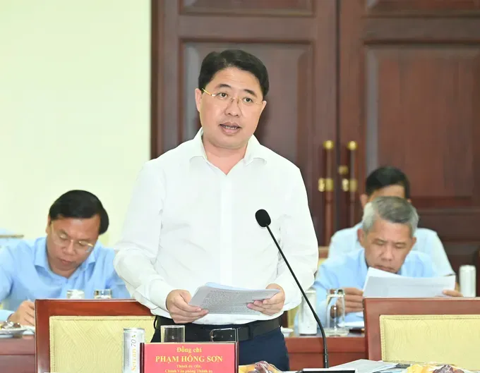 Chief of the Ho Chi Minh City Party Committee’s Office Pham Hong Son reports at the working session. (Photo: SGGP/ Viet Dung) 8e668e66c06f74312d7e-7201-5465.jpg