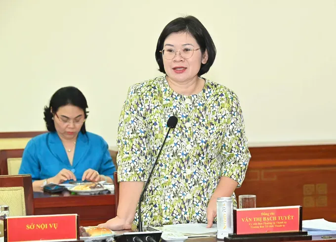 Ms. Van Thi Bach Tuyet, Head of the Organization Commission of the Ho Chi Minh City Party Committee speaks at the working session. (Photo: SGGP/ Viet Dung) e624d637983e2c60752f-7430-4705.jpg