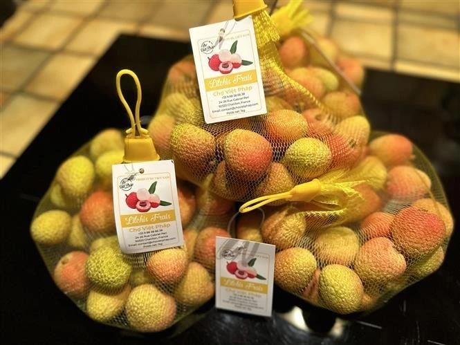 Hai Duong lychees are sold at a supermarket in Paris. (Photo: VNA) thumbstand.jpg