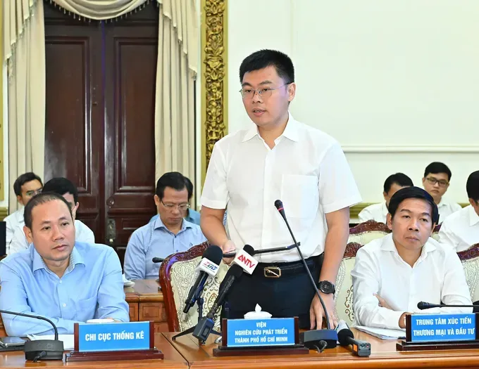 Director of the Ho Chi Minh City Institute for Development Studies Truong Minh Huy Vu speaks at the working session. (Photo: SGGP/ Viet Dung) z6666582315209-4d13e6f9b98064532d55374821aff5d8-4516-2476.jpg