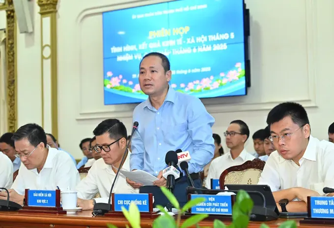 Head of the Ho Chi Minh City Statistics Office Nguyen Khac Hoang reports at the working session. (Photo: SGGP/ Viet Dung) z6666582337915-6040cfc69192548bc2128f0b957eead5-4143-6586.jpg