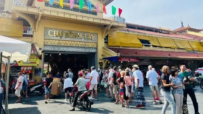 Tourists and locals visit and shop at Binh Tay Market in Ho Chi Minh City. du-khach-tham-quan-cho-binh-tay-4502-9440.jpg