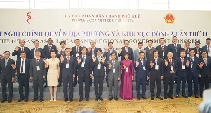 The delegates take commemorative photos at the opening ceremony of the 14th East Asia Local and Regional Government Congress. 14-1-5037-6912.jpg