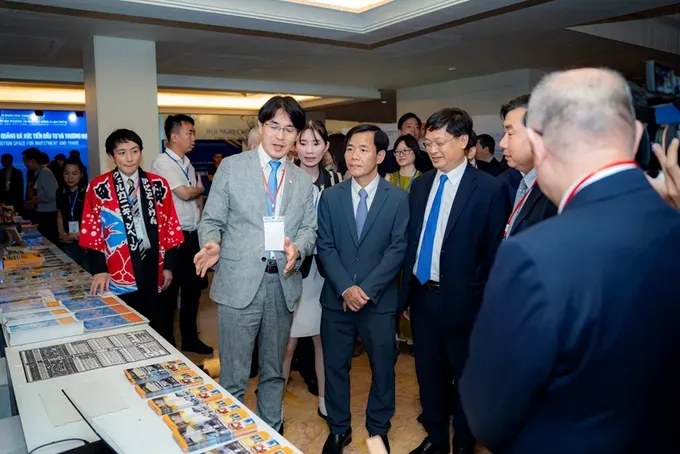 The delegates visit the exhibition space showcasing products from the provinces and cities at the 14th East Asia Local and Regional Government Congress. hn6-9835-9114.jpg