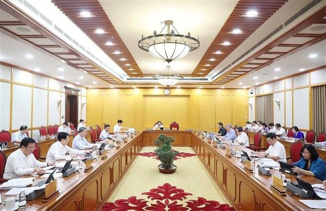 The meeting of the Politburo in Hanoi on June 6 (Photo: VNA) HOP.jpg