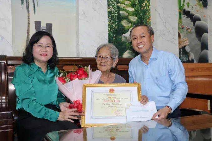 Vice Chairman of the Ho Chi Minh City People's Council Huynh Thanh Nhan along with District 12 leaders visit and extend the best wishes to Mrs. Chau Thi Huong. (Photo: SGGP/ Cam Nuong) tn1-8638-388.jpg