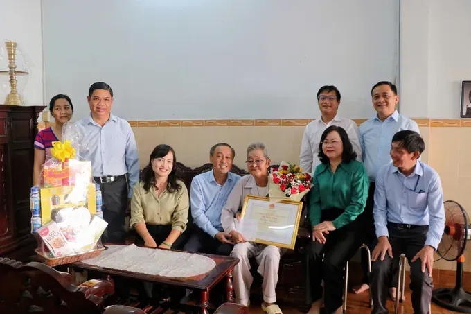 A delegation from Ho Chi Minh City, led by Vice Chairman of the HCMC People's Council Huynh Thanh Nhan, visits and extends a wish for health and longevity to Mr. Dinh Van Boi. (Photo: SGGP/ Cam Nuong) tn2-6618-4429.jpg