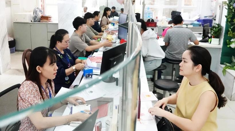 With the elimination of district-level governance, the 286 district procedures in HCMC will either shift to provincial agencies or be assigned to the new ward and commune authorities. (Illustrative photo: thanhnien.vn) tp.jpg