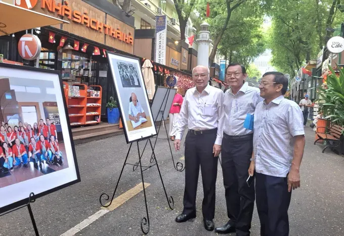 Former Head of the Ho Chi Minh City Party Committee's Propaganda and Education Commission Phan Nguyen Nhu Khue, Chairman of the Ho Chi Minh City Journalists Association Nguyen Tan Phong and Deputy Director of the Ho Chi Minh City Press Center Nguyen Van Khanh (from left to right) visit the photo exhibition. trien-lam-2-2056-3121.jpg
