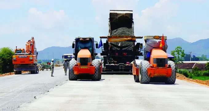 A dump truck is spreading a large volume of gravels on the Quy Nhon – Chi Thanh expressway project, which runs through Binh Dinh and Phu Yen provinces. (Photo: SGGP/ Ngoc Oai) cn2a-4730-8666.jpg