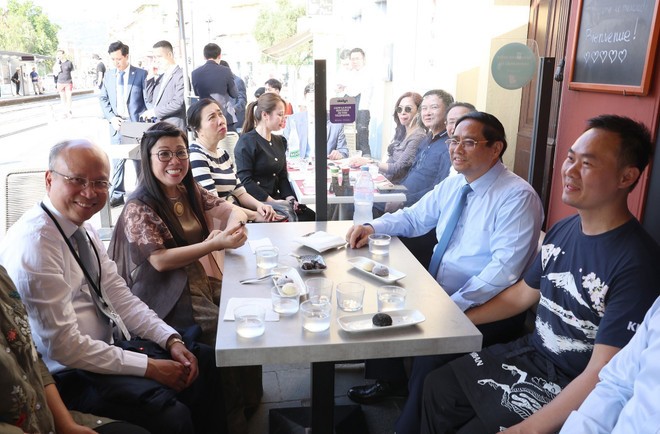 PM Pham Minh Chinh and his spouse visit the family of Vo Ba Luan - the owner of a restaurant in Nice. (Photo: VNA) pm-visits-vietnamese-national-in-france.jpg