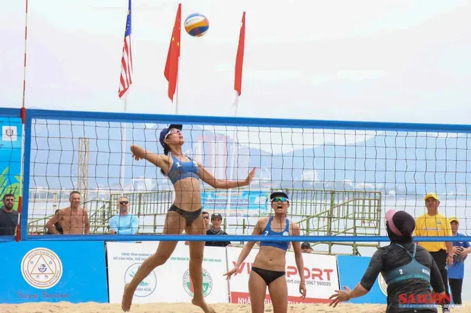 32 teams from six countries take part in this year's Nha Trang International Beach Volleyball Tournament. (Photo: Hieu Giang) dasua-2-4813-6162.jpg