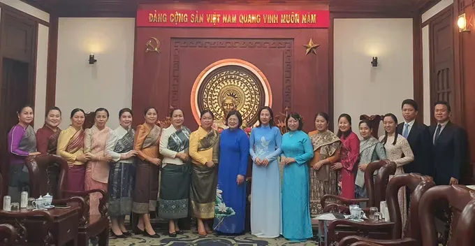 Head of the Organization Commission of the Ho Chi Minh City Party Committee Van Thi Bach Tuyet (in dark blue Ao dai) poses a commemorative photo with the delegation from the Women’s Union of Vientiane, Laos. (Photo: SGGP/ Thuy Vu) img-20250609-114048-9819-1249.jpg