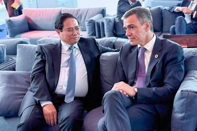 Prime Minister Pham Minh Chinh (L) and Spanish PM Pedro Sanchez meet on the sidelines of the third United Nations Ocean Conference (UNOC 3). (Photo: VNA) vietnam-spain-pms-unoc3.jpg