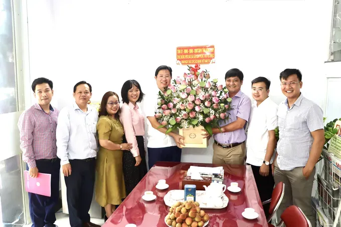 A delegation from Dong Thap Province’s leaders presents a flower basket and offers congratulations to leaders, editors, journalists and staff of Sai Gon Giai Phong Newspaper's representative office in the Mekong Delta dt-5-5500-1686.jpeg