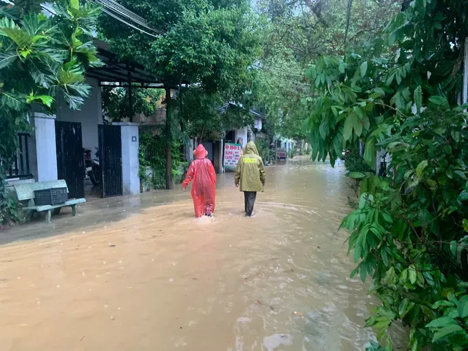 Many streets in Hue City have been flooded due to the prolonged heavy rain. img-20250611-103528-1300-8851.jpg