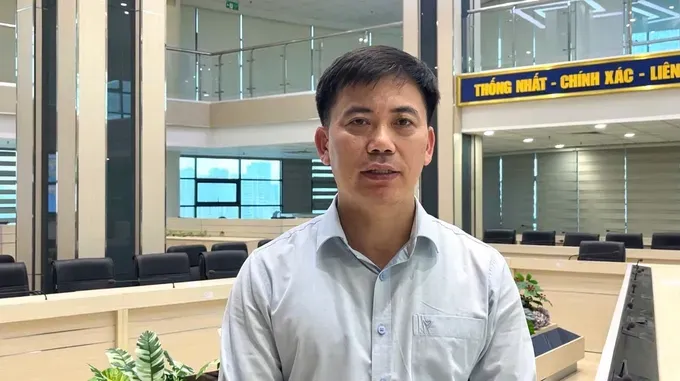 Mr. Nguyen Van Huong, Head of the Weather Forecasting Department provides latest forecasts related to the developmens of an ongoing tropical depression in the East Sea. img-9619-6930-8065.jpeg