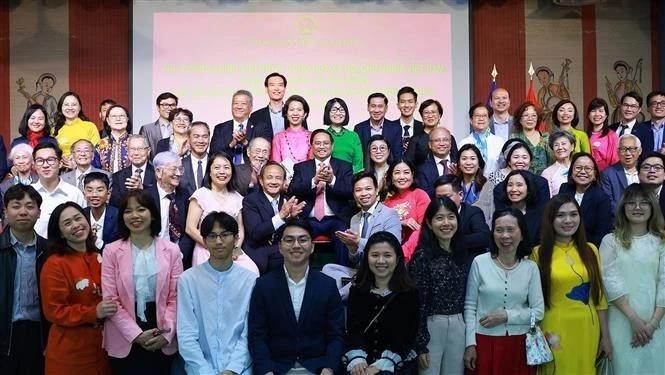Prime Minister Pham Minh Chinh and his spouse meet with staff of the Vietnamese Embassy and members of the Vietnamese community in France on the evening of June 10 (Photo: VNA) vna-potal-thu-tuong-va-phu-nhan-gap-go-can-bo-nhan-vien-dai-su-quan-va-cong-dong-nguoi-viet-nam-tai-phap-8084662.jpg