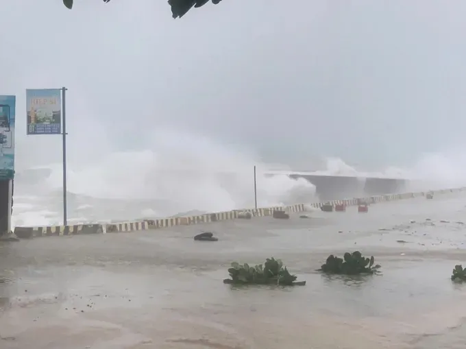 Rough sea in the area of Ly Son Island f0e2f43a8ead3af363bc-2122-9153.jpg
